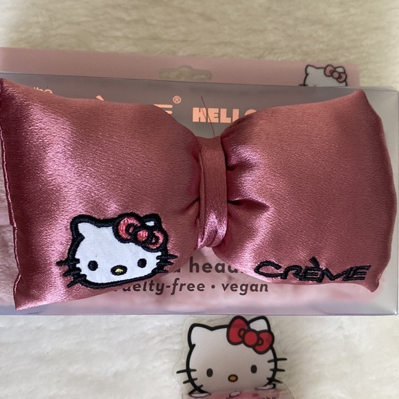 Hello Kitty Lip Balm & Plush Bow Spa Headband - Picture 2 of 4